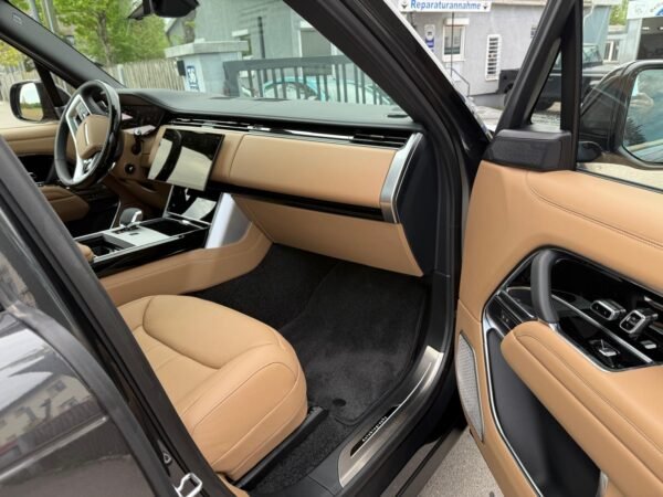Land Rover Range Rover Vogue D350 Autobiography - Image 9