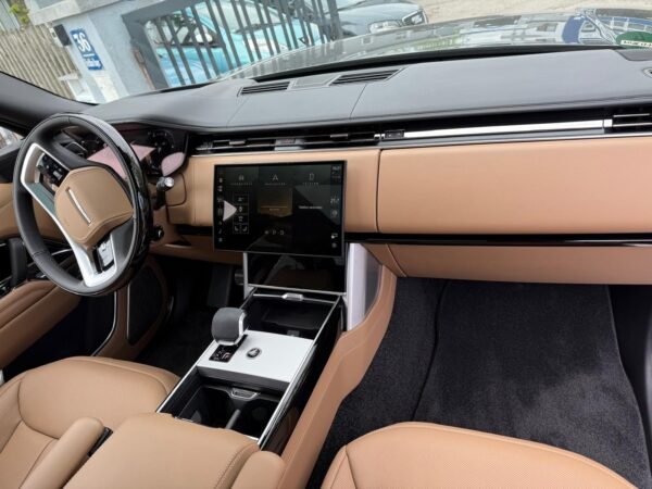 Land Rover Range Rover Vogue D350 Autobiography - Image 10