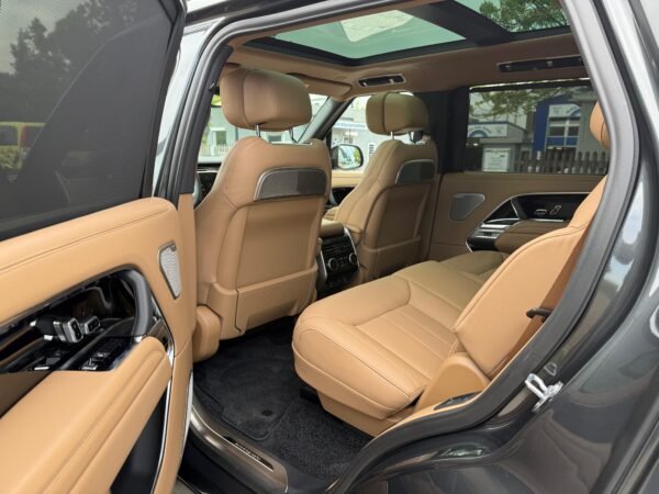 Land Rover Range Rover Vogue D350 Autobiography - Image 11