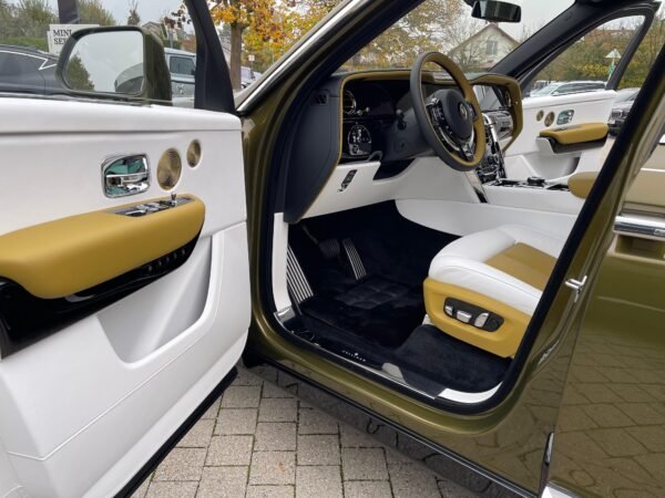 Rolls Royce Cullinan - Image 16