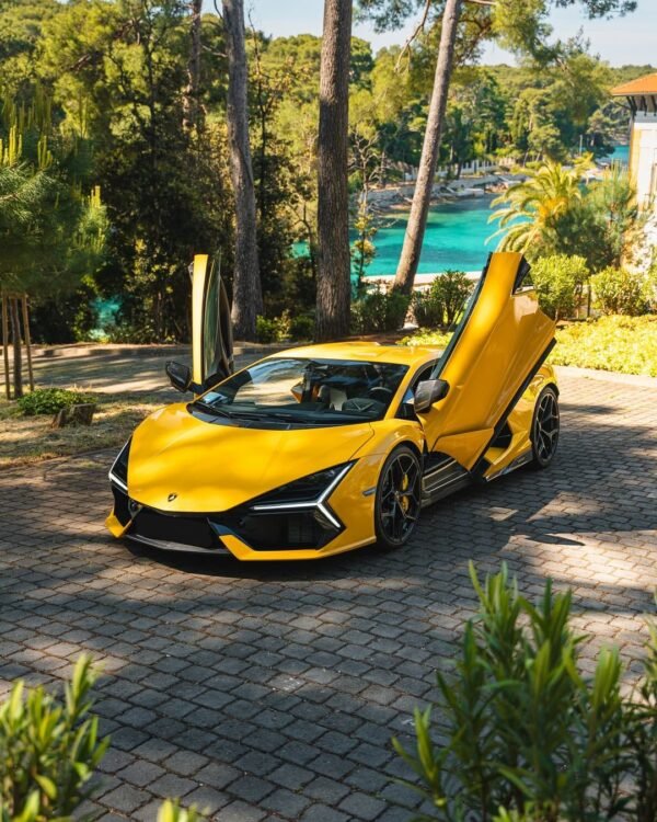 Lamborghini Revuelto - Image 3