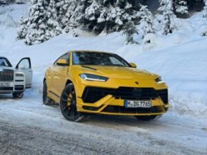 Lamborghini Urus in snow