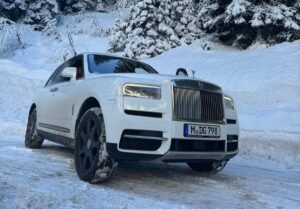 Rolls Royce Cullinan in snow